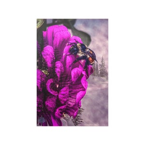 Póster de satén Bumble Bee: paisaje de fantasía con flores vibrantes, escena invernal mágica. Arte mural perfecto para el hogar o la oficina. Impreso en satén