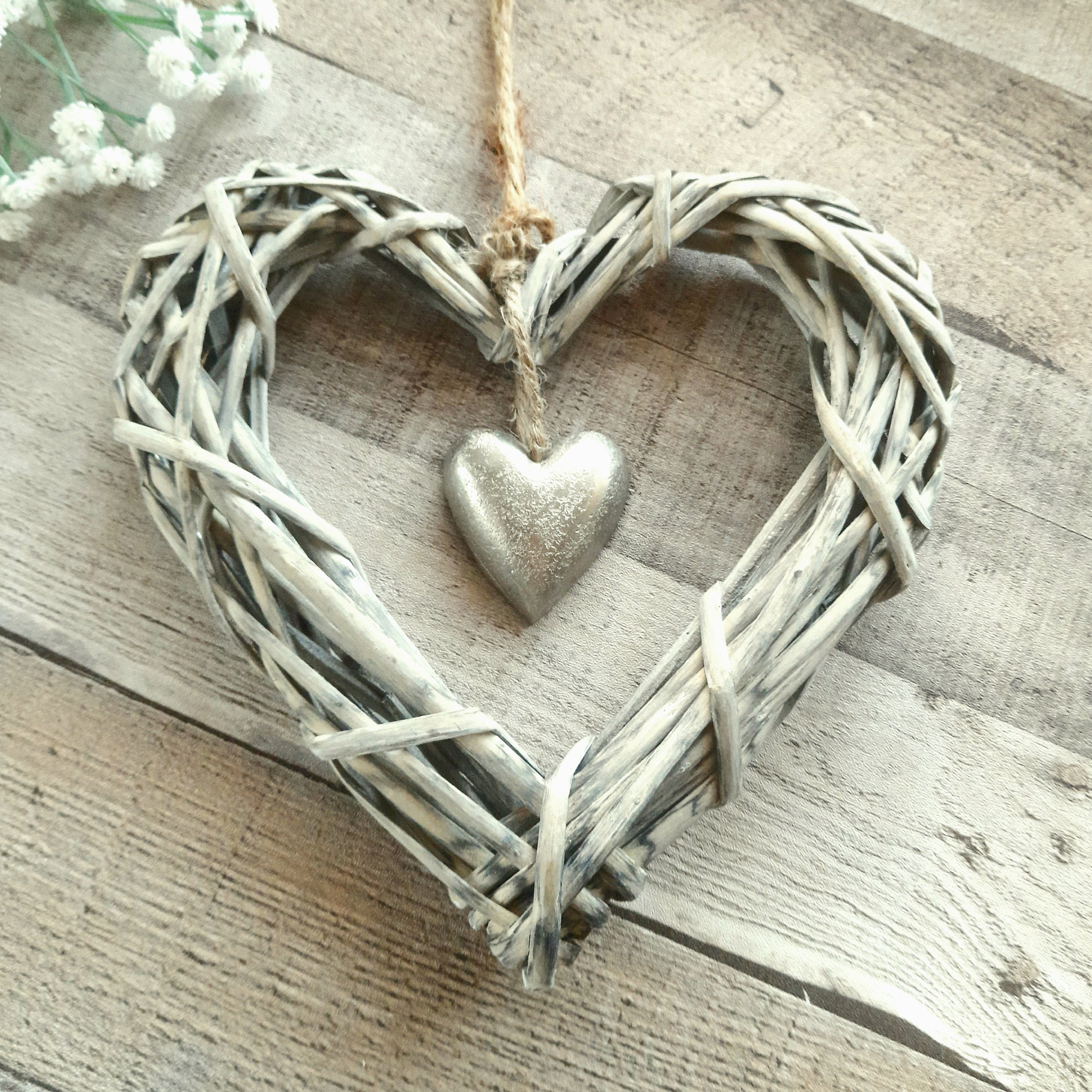 Rustikale Rattan-Herz-Lichterkette – 6 Herzen, Warmweiße LEDs, Batteriebetrieben, 55 Cm, Für Wand, Bett, Valentinstag & Shabby Chic Deko