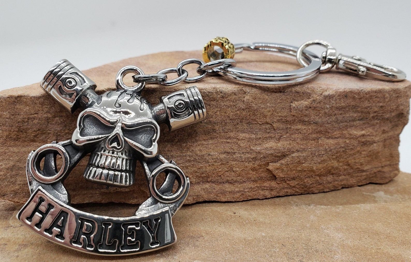 piston art skull keychain