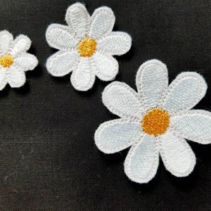 Pretty white iron/sew on daisy patch