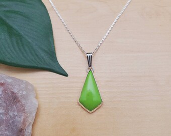 Collar con colgante de gaspeíta verde con forma de cometa, opciones únicas con cadena de plata / Colgante de gaspeíta verde de plata de ley / Regalo para ella