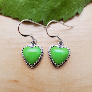 Q925 Gaspeite Heart Dangle Earrings | Dainty Green Stone