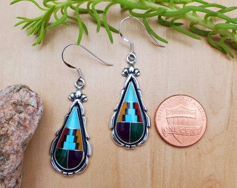 Hermosos aretes con incrustaciones multicolores SoCute925 / Aretes colgantes de plata esterlina / Forma de lágrima con incrustaciones / Joyería del suroeste hecha en EE. UU.