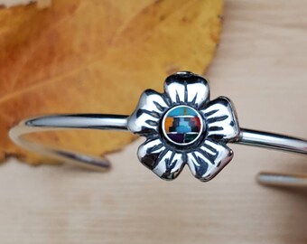 Fint blommigt armband | Manschett med flerfärgad steninläggning och blomma | Manschett med flerfärgad armband i sterlingsilver | Sydvästligt armband