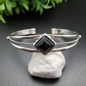 Manschett #20 | Liten Shadowbox svart onyx manschettarmband | Sterlingsilver 8 mm fyrkantigt armband med svart sten | Southwest armbandsmanschett tillverkad i USA