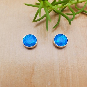 Boucles d’oreilles SoCute925 8mm Dark Blue Opal Post | Poteaux d’opale bleu feu | Boucles d’oreilles Sterling Silver Post | Poteaux d’argent | Boucles d’oreilles Simple Stud