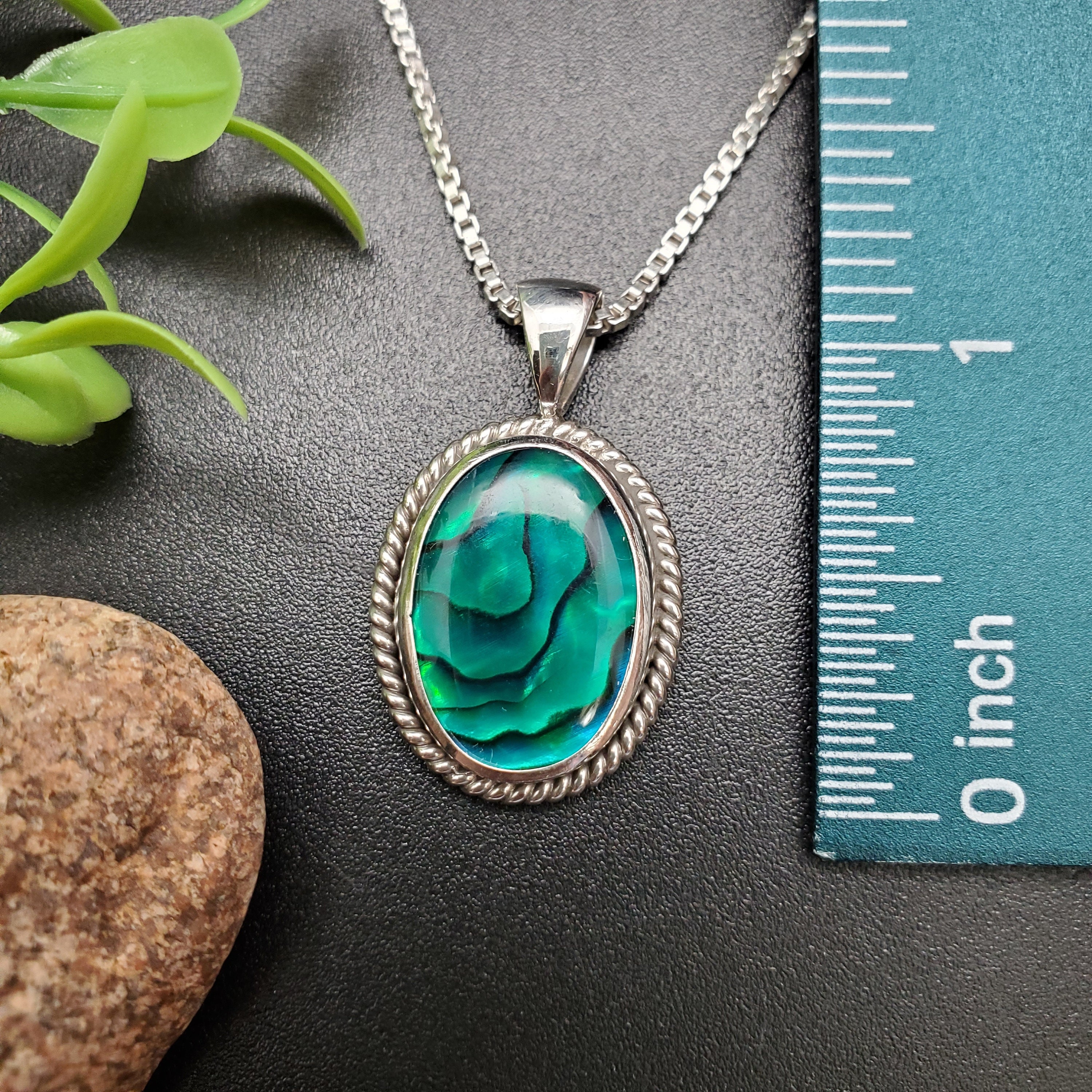 STN #40 希少オーバル 13 x 18 mm グリーンアワビ貝ネックレス