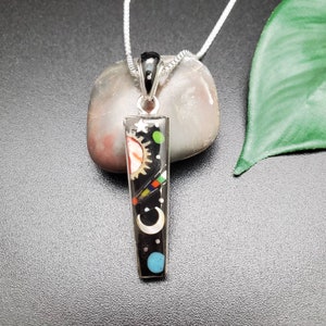 J #04 Colgante de collar galaxy con incrustación multicolor con collar de cadena de plata / Collar de galaxia micro incrustación de plata de ley / Colgante multicolor