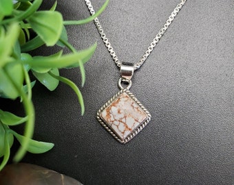 STN #229 | 10 mm quadratischer Wild Horse Türkis Halsketten-Anhänger mit Optionen für Silberkette | Sterling Silber Wild Horse Southwestern Anhänger