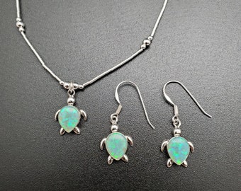 Conjunto de joyería SoCute925 con tortuga marina / Joyería de plata de ley con ópalo verde lima / Collar de ópalo con tortuga marina / Pendientes de ópalo con tortuga marina / Hecho en EE. UU.