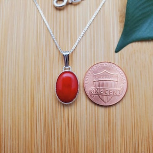 SoCute925 Delikatny czerwony koralowy naszyjnik z wisiorkiem i srebrnym łańcuszkiem 16 cali | Naszyjnik ze srebra wysokiej próby | Prosty boho czerwony naszyjnik