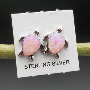 Conjunto de joyería SoCute925 con ópalo rosa y tortuga marina / Collar con colgante de tortuga marina / Pendientes de poste de tortuga marina / Joyería de ópalo rosa / Hecho en EE. UU. imagen 4