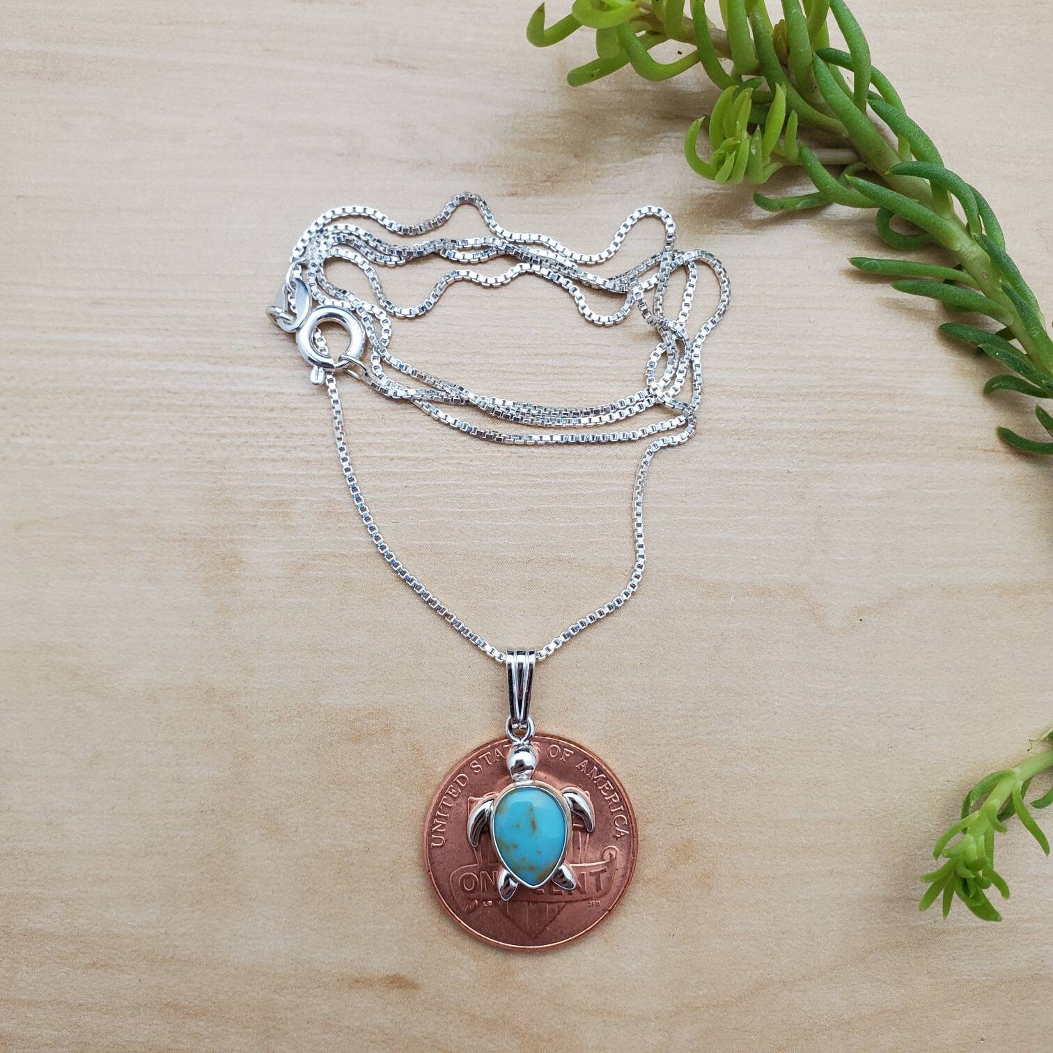 Splendida collana con ciondolo a forma di tartaruga in