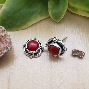 SoCute925 Zierliche Rote Koralle Ohrstecker | Korallen Ohrstecker | Sterling Silber Ohrstecker | Rote Koralle Ohrstecker | Kleine Posttüten Made in USA
