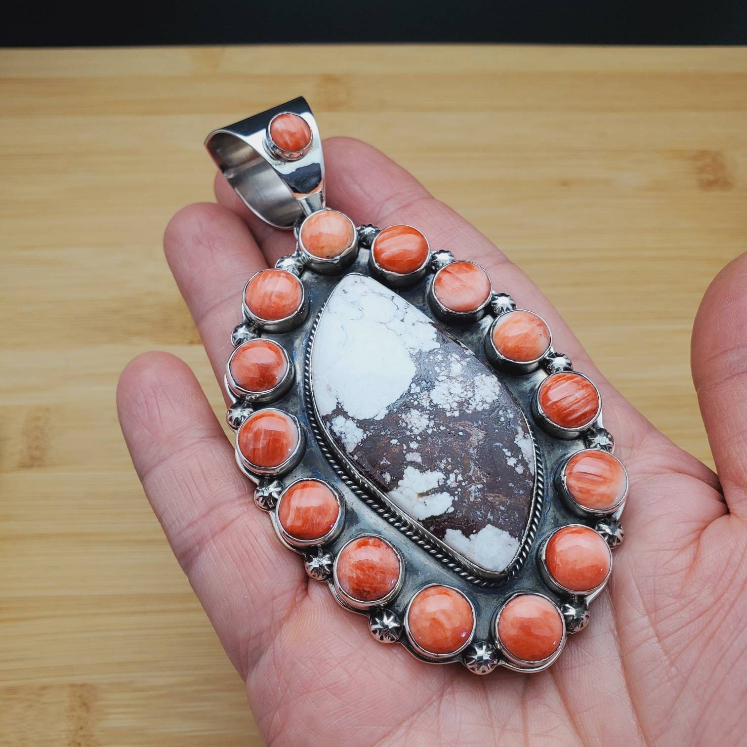 STN #321 | 巨大な野生馬、オレンジ色の棘のあるオイスターネックレス