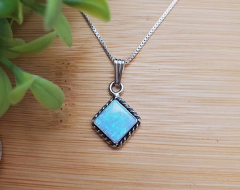 チェーンにオパールのハートが付いたシルバーのスクエアペンダント