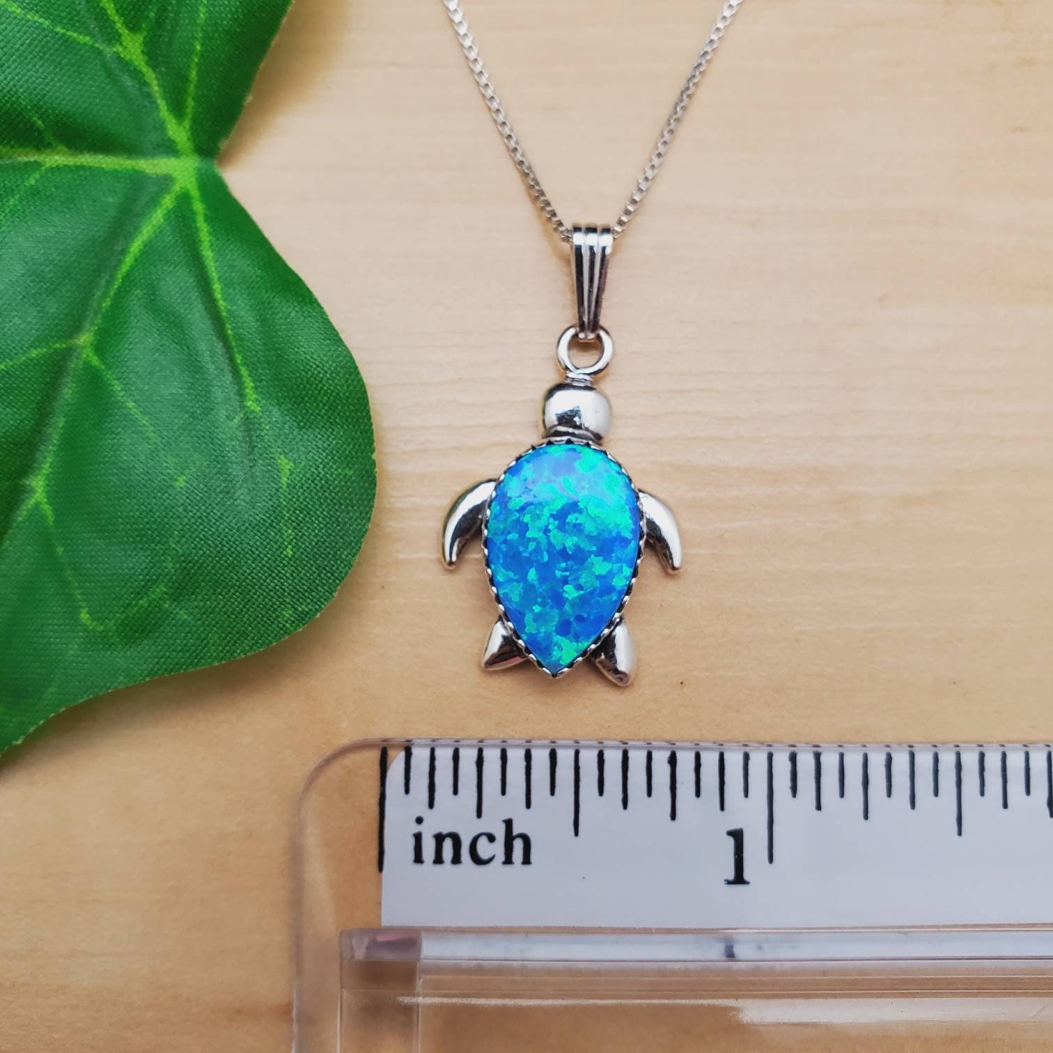上品なブルーオパールのウミガメネックレスペンダント、シルバー
