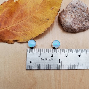 Petites puces d'oreilles 6 mm avec opale bleue | Boucles d'oreilles en opale bleue | Petits poteaux argentés | Boucles d'oreilles en argent sterling | Puces d'oreilles bleues délicates