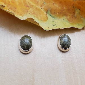 Petites boucles d'oreilles tige ovales en agate verte SoCute925 | Puces d'oreilles en agate verte | Poteaux en argent sterling | Carte Image Pierre | Fabriqué aux États-Unis