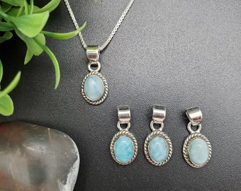 STN #247 / Pequeño y delicado colgante de larimar azul con opciones de cadena de plata / Collar con colgante estilo suroeste de larimar azul en plata 925