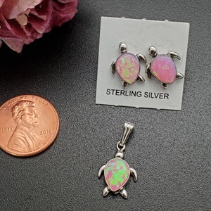 Conjunto de joyería SoCute925 con ópalo rosa y tortuga marina / Collar con colgante de tortuga marina / Pendientes de poste de tortuga marina / Joyería de ópalo rosa / Hecho en EE. UU. imagen 1