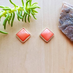 SoCute925 Quadratische Rosa Koralle Ohrstecker 8mm | Koralle Quadrat Ohrstecker | Sterling Silber Korallen Schmuck | Quadratische rosa Koralle Beiträge | Hergestellt in den USA