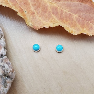 SoCute925 kleine oorknopjes | 4 mm kleine Kingman turquoise stekers | Kleine ronde studs | Alledaagse studs | Voor haar hem | Gemaakt in de VS