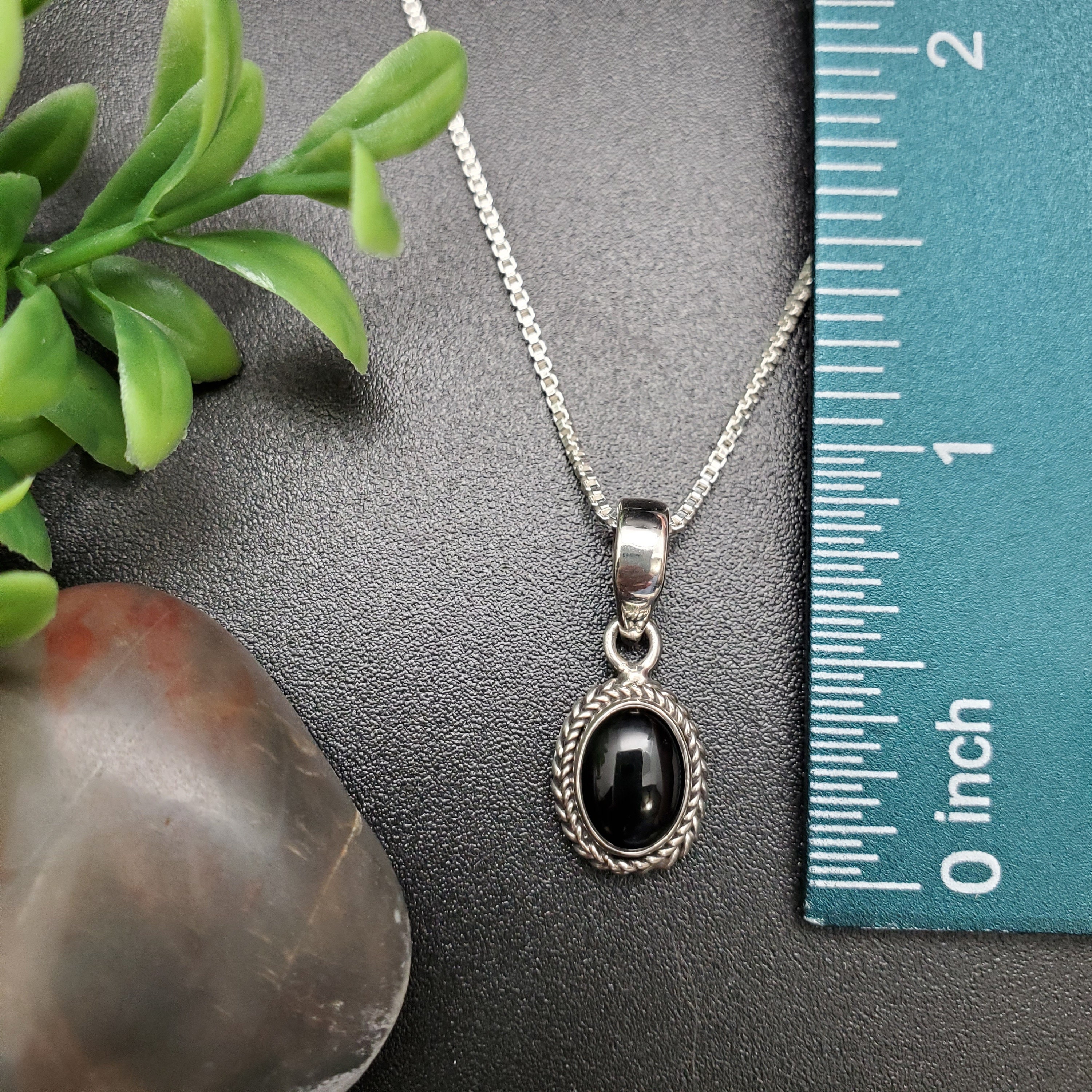 STN #43 | 6 x 8 mm オーバル型ブラックオニキスペンダントネックレス 