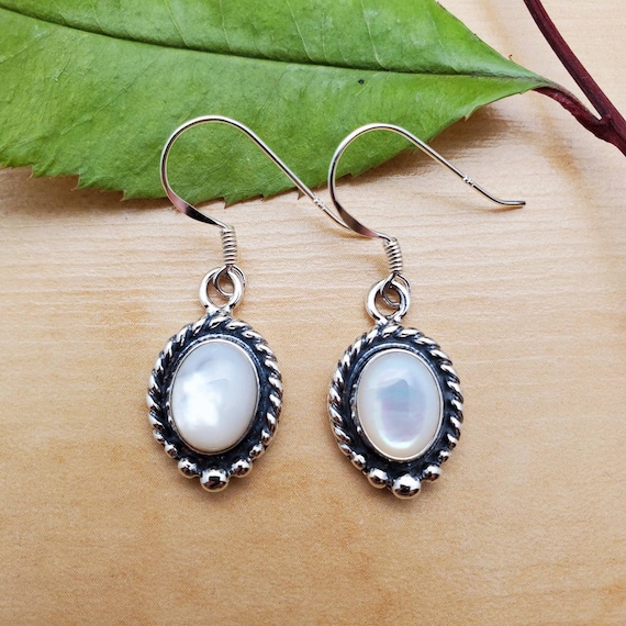 Orecchini Pendenti In Argento 925 Con Perle Di Conchiglia Bianca | Design Contemporaneo - 3