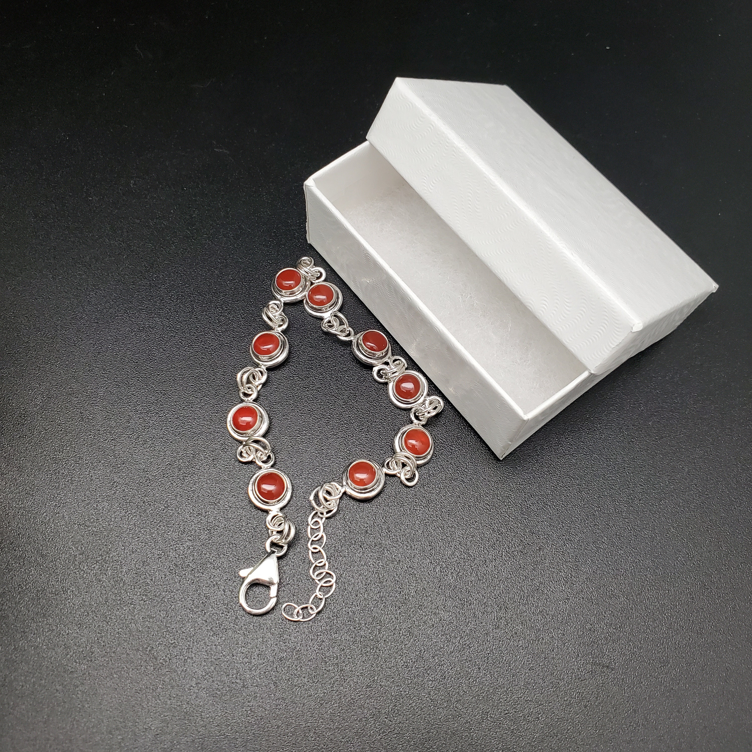 繊細なヒーリングカーネリアンブレスレット 7インチ（1インチチェーン