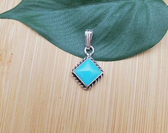 Colgante de turquesa cuadrada SoCute925 de 8 mm sin cadena / Colgante de turquesa Kingman simple en plata de ley / Colgante de turquesa delicado