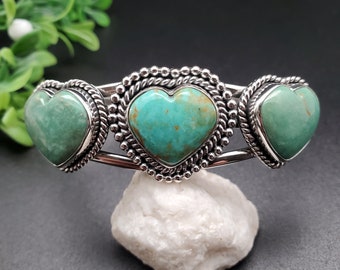 AAC #034 | Pulseira delicada de coração turquesa | Pulseira Southwest em prata esterlina | Lindo punho turquesa | Punho de pulseira com 3 corações