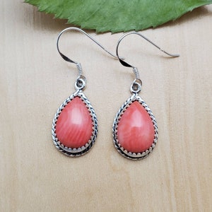 Brincos grandes em formato de lágrima de coral rosa SoCute925 | Brincos de coral rosa em prata de lei com bambu | Brincos delicados em formato de lágrima rosa, feitos nos EUA
