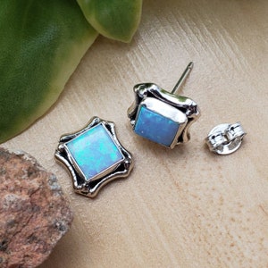 SoCute925 Boucles d'oreilles carrées en opale bleue | Boucles d’oreilles Silver Blue Opal Post | Boucles d'oreilles en argent sterling | Bijoux délicats en opale bleue fabriqués aux États-Unis