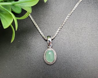 STN #65 / Colgante de aventurina verde ovalada de 7 x 9 mm con cadena de plata / Collar de aventurina de plata esterlina / Colgante de piedra verde delicada