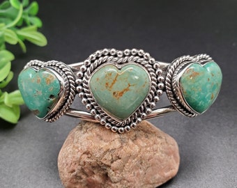 AAC #035 | Pulseira delicada de coração turquesa | Pulseira Southwest em prata esterlina | Lindo punho turquesa | Punho de pulseira com 3 corações