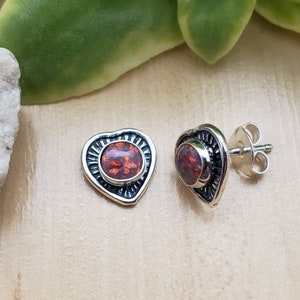 Boucles d’oreilles SoCute925 Dainty Red Opal Post | Boucles d’oreilles Red Opal Stud | Poteaux d’argent sterling | Petites boucles d’oreilles Opal Heart | Bijoux d’opale rouge de feu