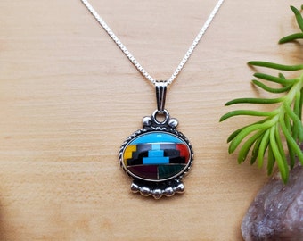 Collar con colgante multicolor con incrustaciones grandes y cadena de caja plateada de 18 pulgadas / Joyería del suroeste de plata esterlina / Colgante multicolor