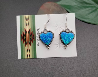 Pendientes de corazón de ópalo azul oscuro SoCute925 / Pendientes de ópalo azul en forma de corazón / Pendientes colgantes de ópalo azul en plata de ley / Pendientes de corazón de ópalo