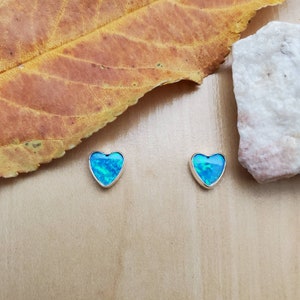 SoCute925 6mm Herz Form Blau Grün Opal Post Ohrringe | Kleine Opal Ohrstecker | Sterling Silber | Kleine Herz Post Ohrringe