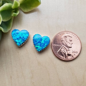 SoCute925 Herzform Dark Blue Opal Beiträge | Opal Herz Ohrstecker | Sterling Silber Ohrstecker | Zierliche Herz Ohrringe Made in USA