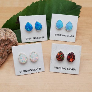 Petites boucles d'oreilles en forme de goutte d'opale | Boucles d'oreilles en opale de couleur | Boucles d'oreilles en argent sterling | Petits messages | Petits goujons | Boucles d'oreilles de tous les jours