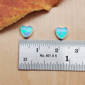 SoCute925 Petites boucles d'oreilles délicates en forme de coeur avec opale bleue | Montants en opale bleue en forme de coeur | Petits clous d'oreilles coeur | Poteaux en argent sterling | Petits messages