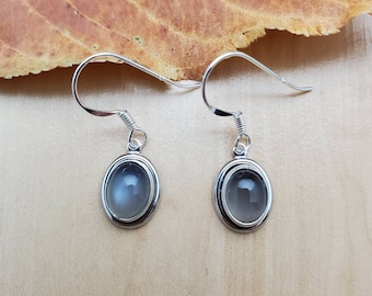 SoCute925 Kleine Schlichte Graue Mondstein Ohrringe | Grauer Mondstein Ohrringe | Mondstein Schmuck | Sterling Silber Made in USA