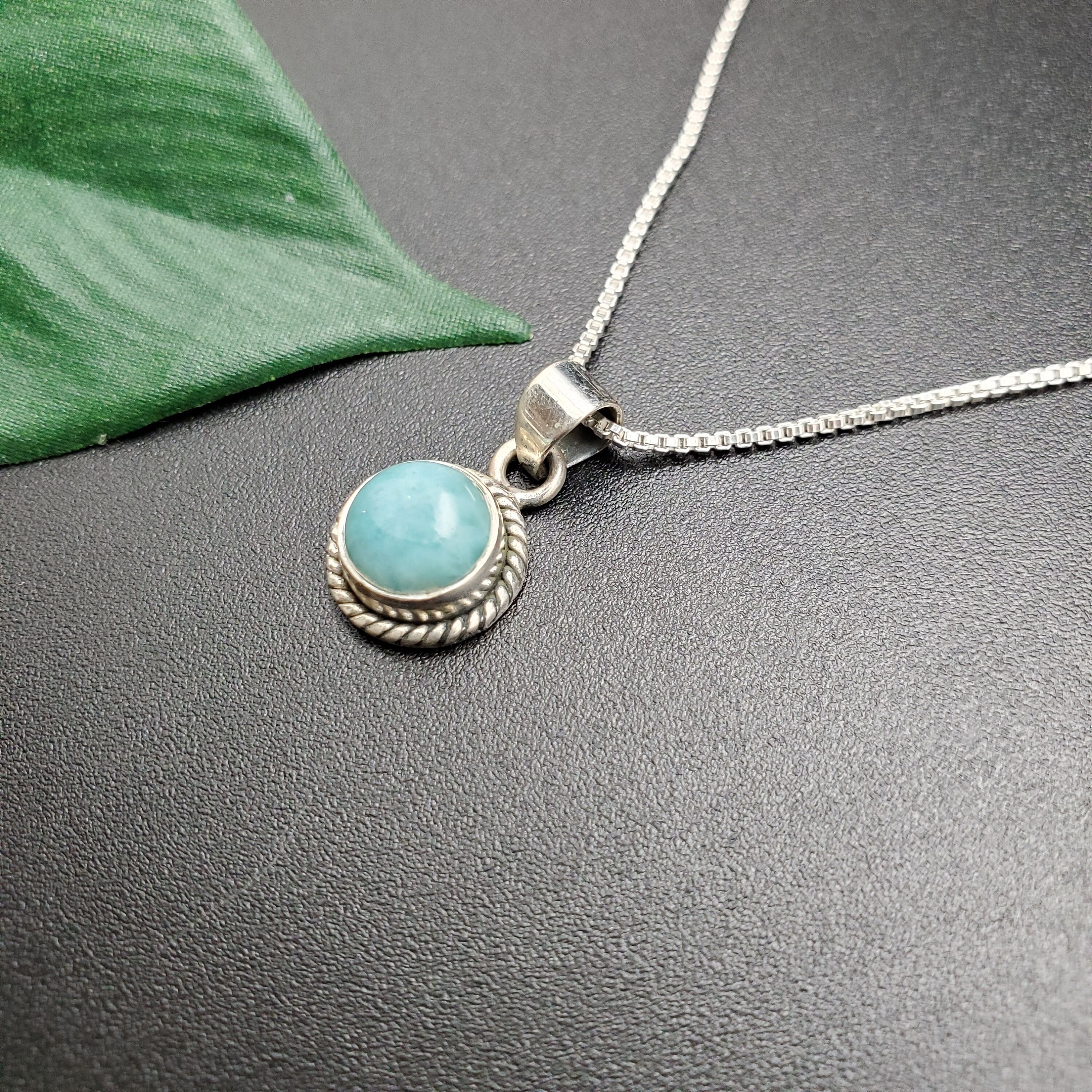 larimarページ Amazon.com: [ABCgems] Dominican Republic Sky-Blue Larimar AKA