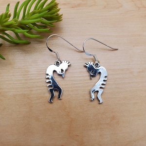 Kolczyki SoCute925 Kokopelli | Srebrne kolczyki wiszące Kokopelli Charm | Srebrna biżuteria z lalką Kachina | Gracz na flecie | Wyprodukowano w USA