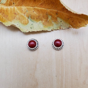 SoCute925 Zierliche Rote Koralle Ohrstecker | Sterling Silber Rote Ohrstecker | Bambus Rote Koralle Schmuck | Silber Rot Ohrstecker Made in USA