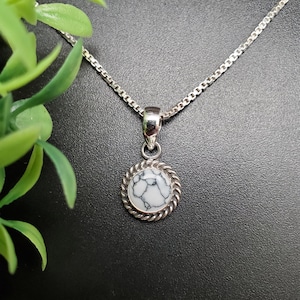 STN #51 / Colgante de collar con piedra de búfalo blanca redonda de 8 mm con cadena de plata / Collar de turquesa blanca en plata esterlina / Colgante blanco pequeño
