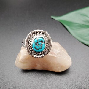 J #R12 Anillo azul turquesa delicado para dama / Navajo Anillo turquesa de la bella durmiente hecha a mano / Anillo turquesa de plata esterlina / Hecho en EE. UU.