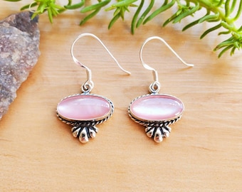 Pendientes colgantes rosas delicados SoCute925 / Pendientes de piedra rosa, concha rosa y nácar rosa / Pendientes rosas encantadores de plata esterlina / Ganchos